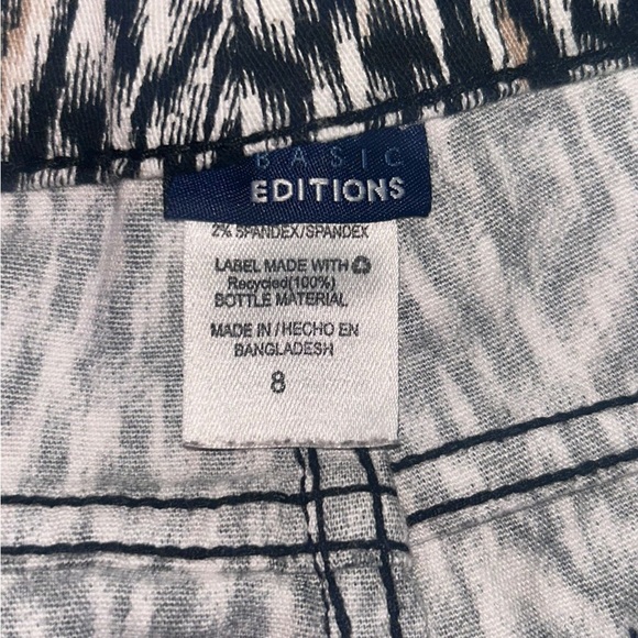 Basic Editions Black and White Geometric Capris - Picture 3 of 5